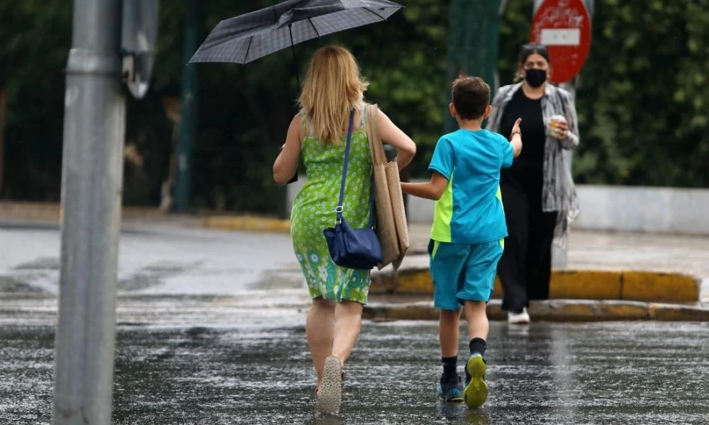 Καιρός: Μικρή πτώση της θερμοκρασίας με τοπικές βροχές και ισχυρούς ανέμους